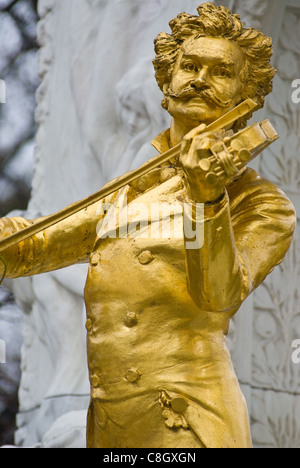 das berühmte goldene Denkmal von Johann Strauss im Wiener Stadtpark im ersten Wiener Gemeindebezirk befindet sich Stockfoto