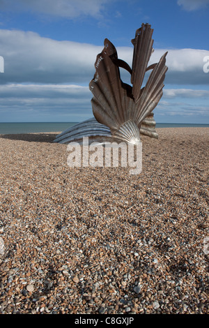 Maggi Hambling Kunstwerk "The Jakobsmuschel" am Strand von Aldeburgh, Suffolk. Es entstand als eine Hommage an Benjamin Britten. Stockfoto