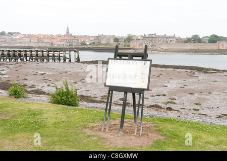 Lowry Berwick nach Tweed. Eine Staffelei und ein Bild von Berwick Hafen Stockfoto