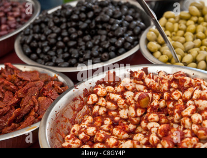 Antipasti-Knabbereien und Oliven Stockfoto