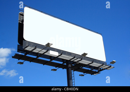 leere Billboard auf Hintergrund des blauen Himmels Stockfoto