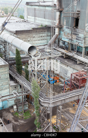 Oberirdische Gas-, Öl- und Hitze Rohre Rack im Fabrikgelände. Luftaufnahme. Baustelle Stockfoto