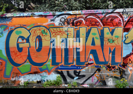 Graffiti mit dem Wort "Gotham" an einer Wand in Edinburgh. Stockfoto