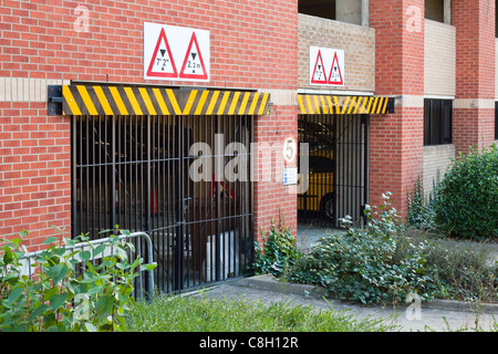 Parkhaus Zeichen anzeigt maximale Höhe der Fahrzeuge erlaubt Stockfoto