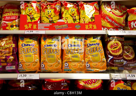 Beutel der Kartoffelchips und salzigen Snacks in eine britische Supermarktkette verkauft Stockfoto