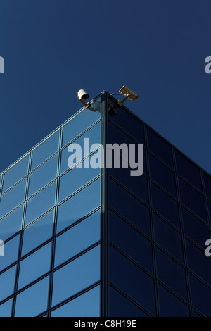 Zwei Überwachungskameras auf dem Architekturgebäude der modernen. Stockfoto