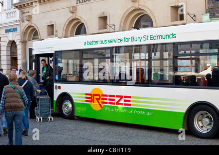 Mitarbeiter fördern eine neue Busverbindung in Bury St Edmunds, Oktober 2011 Stockfoto