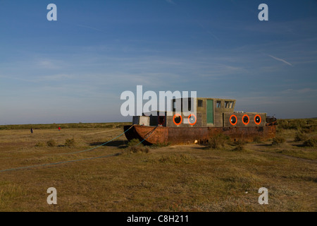 Ein seltsam aussehenden Boot auf Sumpfgebiet in der Nähe der Agar Creek am Blakeney in Norfolk im Bild gegen ein strahlend blauer Himmel Stockfoto