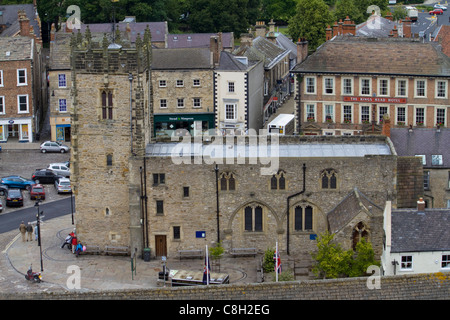 Blickte auf dem Marktplatz im Zentrum von Richmond in Yorkshire von den Zinnen des Schlosses Richmond Stockfoto