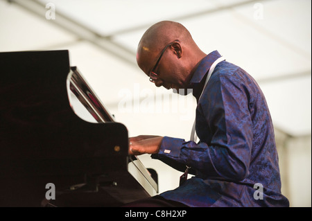 Robert Mitchell 310 Jazzband erklingt in Brecon Jazz Festival Robert Mitchell Klavier 2011 Stockfoto