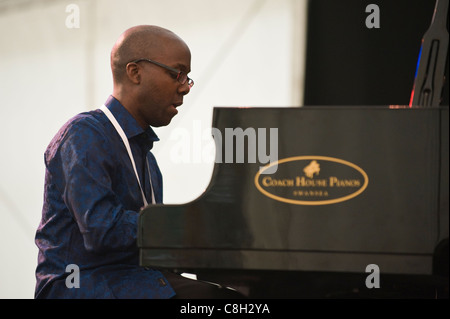 Robert Mitchell 310 Jazzband erklingt in Brecon Jazz Festival Robert Mitchell Klavier 2011 Stockfoto