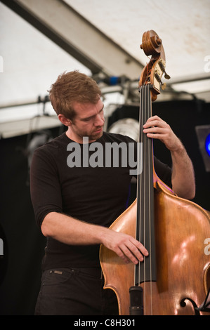 Robert Mitchell 310 Jazzband erklingt in Brecon Jazz Festival Tom Mason Kontrabass 2011 Stockfoto