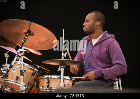 Robert Mitchell 310 Jazzband erklingt in Brecon Jazz Festival Shaney Forbes Trommeln 2011 Stockfoto