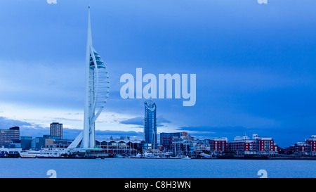 Spinnaker Tower in Portsmouth Hampshire England Großbritannien, die 2005 eröffnet und ist 170 Meter hoch dominiert die Skyline der Stadt Stockfoto