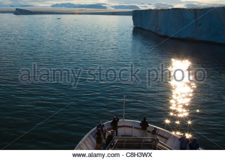 Kreuzfahrt Schiff Passagiere Ansicht arktischen Gletschern vom Bug des Schiffes. Stockfoto