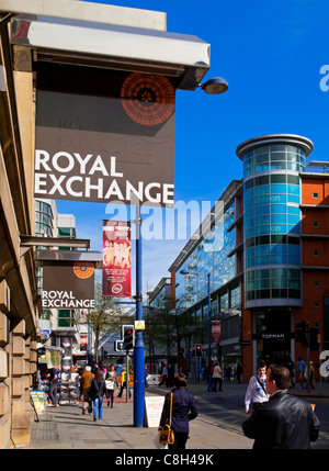 Blick von der Royal Exchange Theatre in Richtung der Royal Exchange Shopping Centre in Manchester England UK Stockfoto