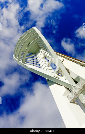 Blick hinauf in Spinnaker Tower in Portsmouth Hampshire England UK, die im Jahr 2005 eröffnet und ist 170 Meter hoch Stockfoto