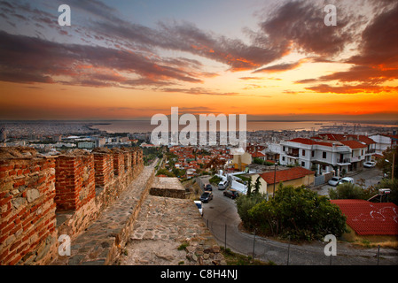 Panoramablick von Thessaloniki von den Wänden ("Trigoniou Turm") der Ano Poli (bedeutet "Oberstadt"). Makedonien, Griechenland Stockfoto