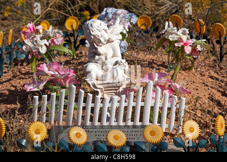 Engel Blumen und kleinen weißen Zaun auf einem Grab eines kleinen Mädchens. Alten Pionier Unkraut und vernachlässigten Fort Duchesne Friedhof. Stockfoto