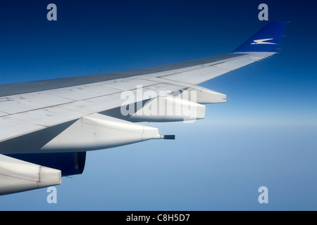 Die Flügel eines Jets im Flug Stockfoto
