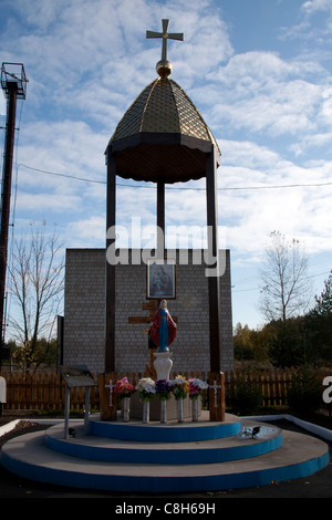 Gedenkschrein am Eingang in die 30km-Sperrzone am Chernobyl Checkpoint, Ukraine Stockfoto