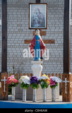 Gedenkschrein am Eingang in die 30km-Sperrzone am Chernobyl Checkpoint, Ukraine Stockfoto