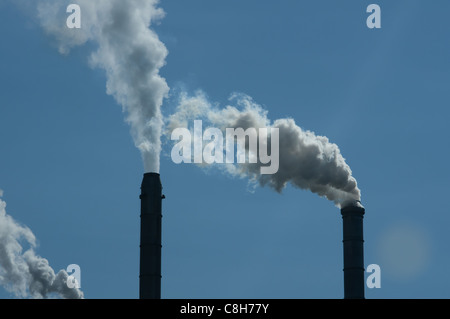 Rauch steigt aus einem Fabrikschlote Stockfoto