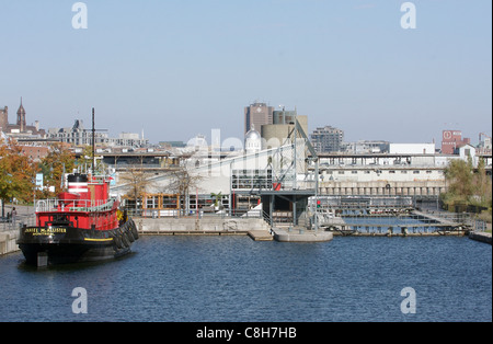 Ein Schlepper vor Anker in Montreals alten Hafen mit der Stadt im Hintergrund Stockfoto