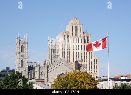 Eine kanadische Flagge mit der Old Montreal Skyline im Hintergrund Stockfoto