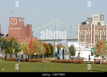 Ansicht der Molson Brauerei und die Jacques Cartier Brücke vom alten Hafen in Montreal, Kanada Stockfoto