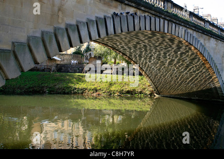Unter die Brücken von Bath und der Fluß Avon Stockfoto