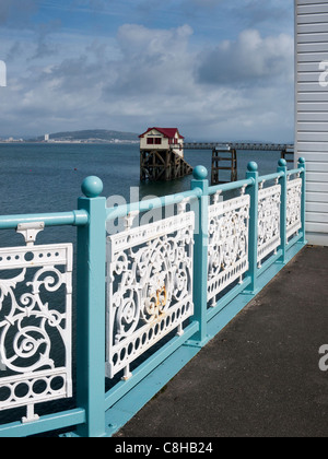 Details der Pier auf Mumbles, Swansea Bay, South Wales.UK.,with das Rettungsboot-Haus im Hintergrund. Stockfoto