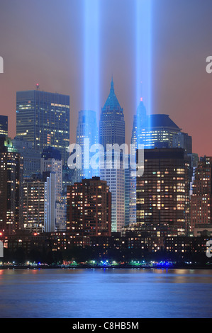 Blick auf die Stadt Nacht mit Lichtstrahl beleuchtet auf dem Gelände des World Trade Center am 11. September 2011 in Manhattan, New York City. Stockfoto