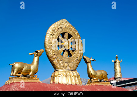 Goldener Hirsch und Dharma Rad an den Jokhang Tempel in Lhasa, Tibet. Stockfoto