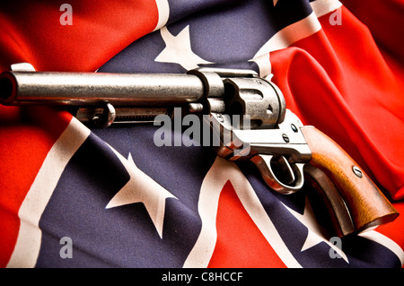 Colt45 Revolver und Konföderierten-Flagge Stockfoto