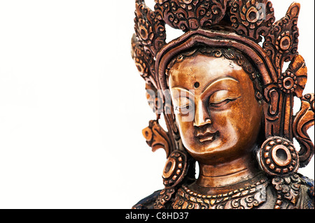 Grüne Tara-Statue. Buddhistische Gottheit Statue auf weißem Hintergrund Stockfoto