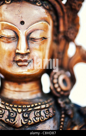 Grüne Tara-Statue. Buddhistische Gottheit Statue auf weißem Hintergrund Stockfoto