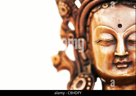 Grüne Tara-Statue. Buddhistische Gottheit Statue auf weißem Hintergrund Stockfoto