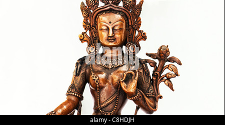 Grüne Tara-Statue. Buddhistische Gottheit Statue auf weißem Hintergrund Stockfoto