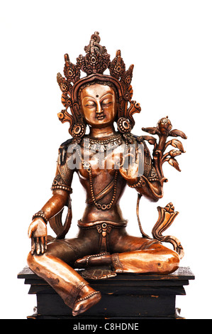 Grüne Tara-Statue. Buddhistische Gottheit Statue auf weißem Hintergrund Stockfoto