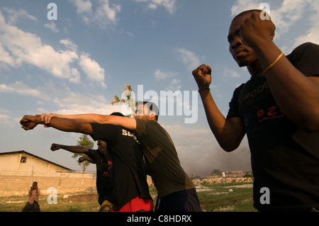 Der Leiter der Einav Levy-Delegation von Natan Humanitarian Aid unterrichtete Krav Maga ein israelisches Selbstverteidigungssystem, das für die israelische Armee entwickelt wurde, um eine Gruppe haitianischer Männer zu bilden, die als Sicherheitskräfte des provisorischen Lagers in Port-au-Prince ausgebildet wurden, das für Überlebende eines Erdbebens der Stärke 7,0 errichtet wurde, das Haiti am 12. Januar 2010 heimsuchte Stockfoto