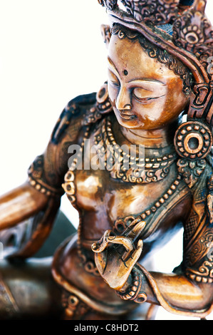 Grüne Tara-Statue. Buddhistische Gottheit Statue auf weißem Hintergrund Stockfoto