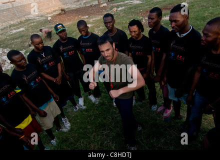 Der Leiter der Einav Levy-Delegation von Natan Humanitarian Aid unterrichtete Krav Maga ein israelisches Selbstverteidigungssystem, das für die israelische Armee entwickelt wurde, um eine Gruppe haitianischer Männer zu bilden, die als Sicherheitskräfte des provisorischen Lagers in Port-au-Prince ausgebildet wurden, das für Überlebende eines Erdbebens der Stärke 7,0 errichtet wurde, das Haiti am 12. Januar 2010 heimsuchte Stockfoto