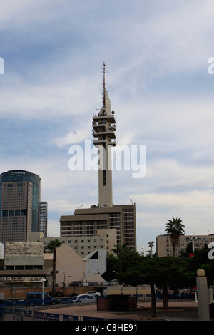 Der Marganit-Turm mit Antennen und anderen Übertragungseinrichtungen befindet sich am HaKirya oder der Kirya, in dem sich der Hauptstützpunkt der israelischen Verteidigungskräfte (IDF) Camp Rabin in Tel Aviv befindet Stockfoto