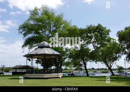 Auf der Quomps-Musikpavillon in Christchurch Town Quay Dorset Stompin Stockfoto