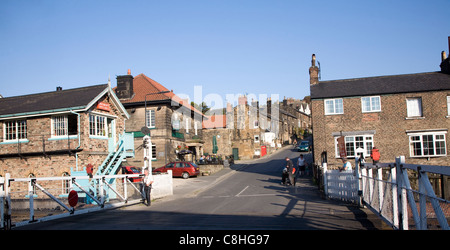 Bahnübergang und Dorf Häuser, Grosmont, Yorkshire, England Stockfoto