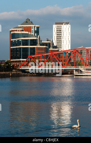 Die Victoria-Bürogebäude und Detroit Brücke, Salford Quays, Greater Manchester Stockfoto