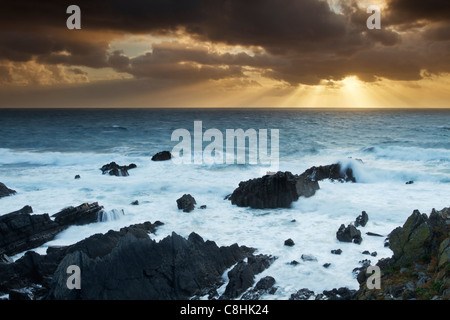 Sonnenuntergang über den Atlantischen Ozean, mit Blick vom Hartland Quay an der Küste von Nord-Devon, England gesetzt Stockfoto