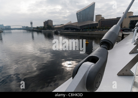 Imperial War Museum North gesehen über den Manchester Ship Canal von der Media City Swing Bridge in Salford Quays. Stockfoto