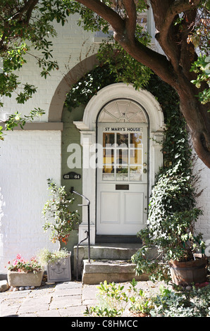 Das Tor von Str. Marys Haus, Kirchplatz, Roggen, East Sussex, England, UK Stockfoto